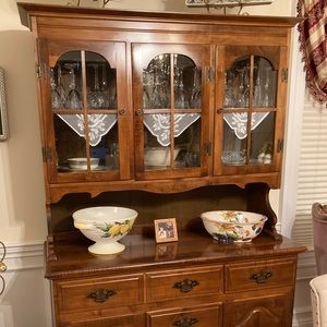 Hutch, in excellent condition.